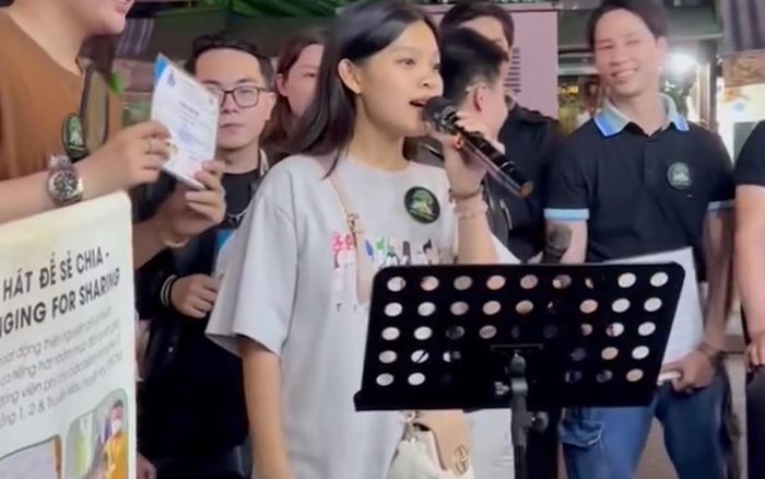 Nữ ca sĩ trẻ 'gây sốt' khi hát ngoài đường, hóa ra là con nuôi Phi Nhung