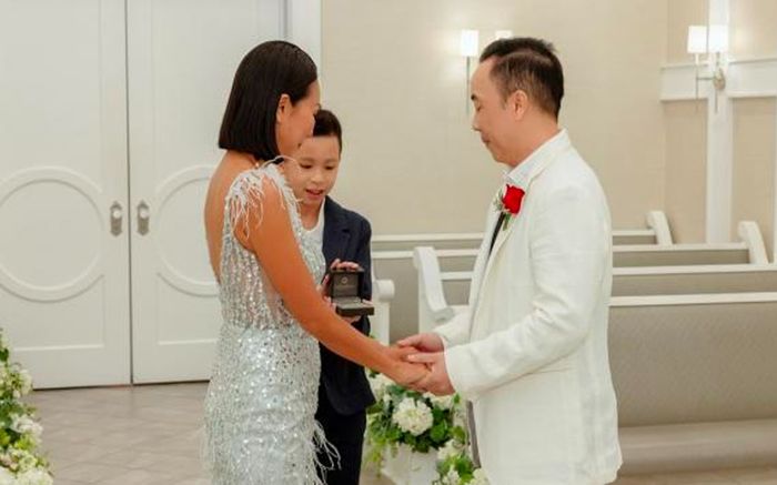 Ca sĩ mất sự nghiệp sau ly hôn 'đi bước nữa', được con trai dắt vào lễ đường