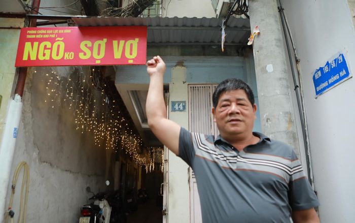 Bảng 'Ngõ không sợ vợ' bất ngờ bị gỡ xuống, bà con khẳng định ở đây ai cũng tôn trọng vợ