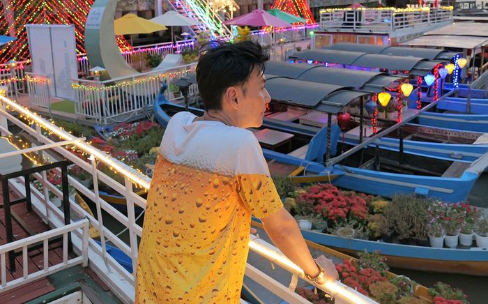 Ca sĩ Việt nhập viện, trèo tường trốn vì không có tiền trả, ra chợ xin rau dạt về ăn