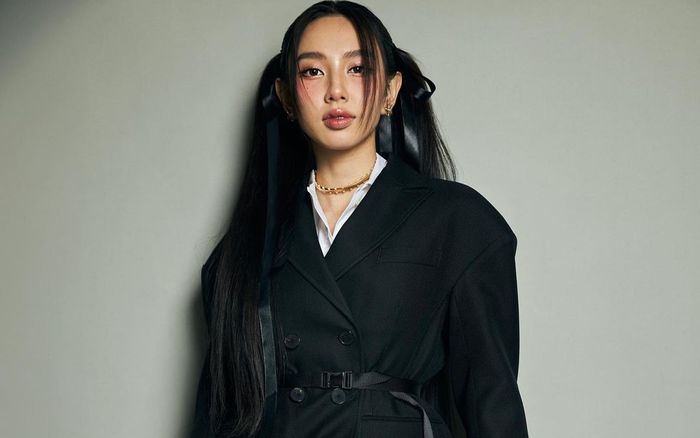 Hoa hậu Thùy Tiên thắt bím tóc hai bên, phối đồ layer đi dự sự kiện