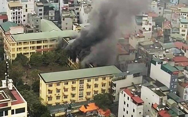 Cháy trường THCS ở Hà Nội: Khói đen đặc quánh, nhiều học sinh khẩn trương thoát ra ngoài