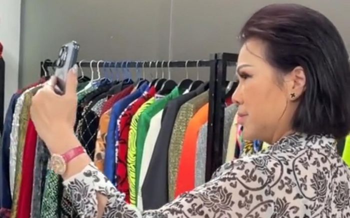 Vợ cố nghệ sĩ Chí Tài thăm nơi lưu giữ kỷ vật của chồng khi về Việt Nam