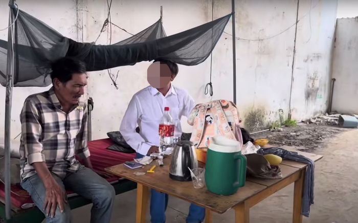 Xôn xao hình ảnh nghệ sĩ Thương Tín đang sống trong nhà xưởng bỏ hoang