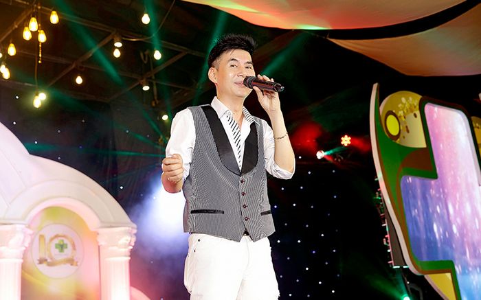 Ca sĩ Việt làm phục vụ nhà hàng, lên sân khấu hát 1 bài mà tậu nhà tương đương 2000 cây vàng