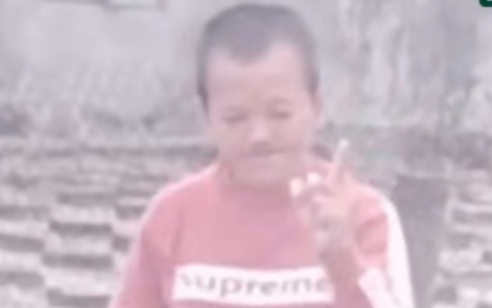 Đang nằm trong xe thì người lạ đến gõ cửa, người đàn ông sợ hãi chốt cửa nằm im không dám động đậy