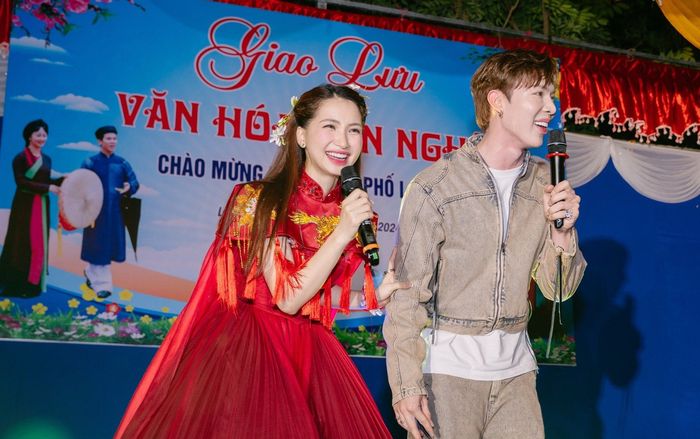 ERIK nhắc đến gia đình Hoa dâm bụt khi về quê Hòa Minzy hát