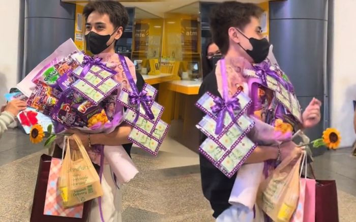 Nam ca sĩ Việt được fan nước ngoài tặng tiền ôm không hết khi xuất hiện tại sân bay