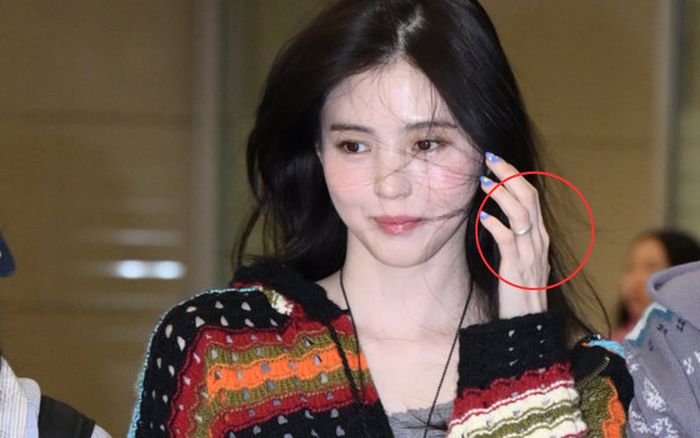 Han So Hee đeo nhẫn ngón áp út, bị nghi sắp cưới Ryu Jun Yeol?