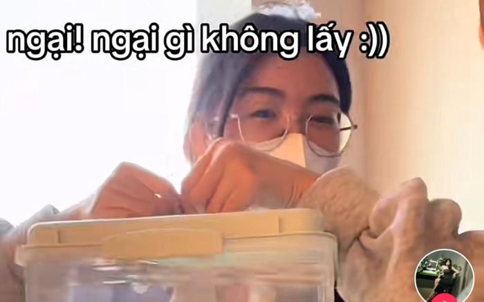 Cô gái rót nước ở trường mang về trọ uống để tiết kiệm, ai dị nghị cũng làm lơ