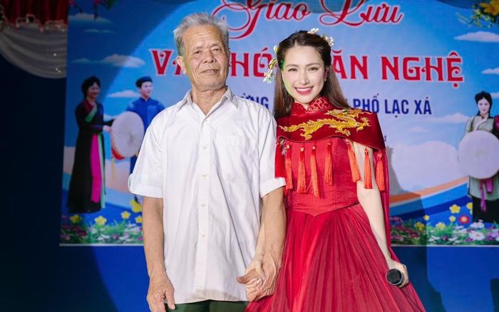 Hòa Minzy bật khóc khi chứng kiến khoảnh khắc lần đầu tiên này của ông nội