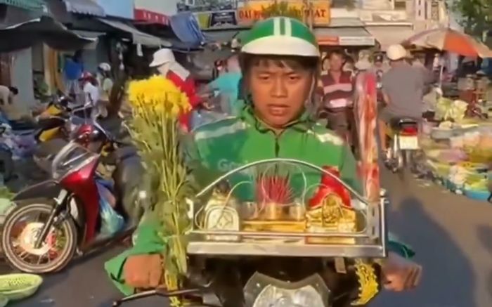 Chuyến xe tâm linh của chàng xe ôm khiến dân Sài Gòn 'mắt tròn mắt dẹt'