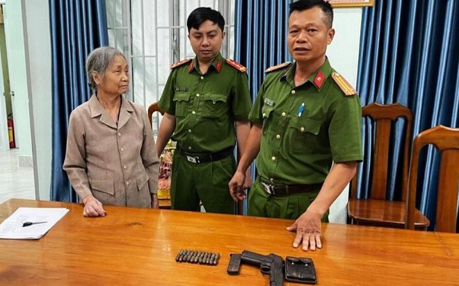 Dọn nhà, cụ bà 75 tuổi phát hiện khẩu súng và 22 viên đạn