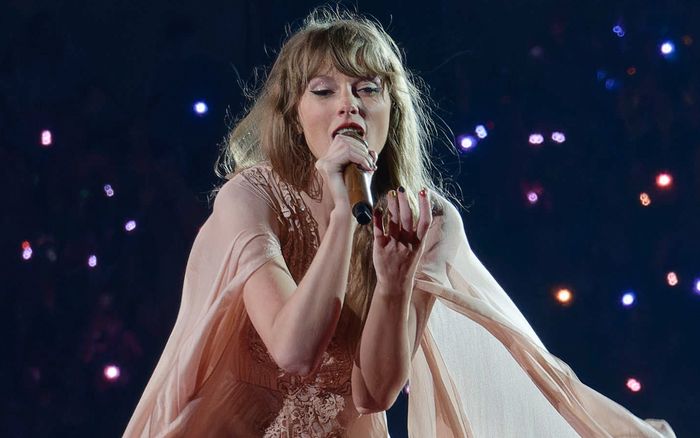 Taylor Swift 'đổ bộ' sân khấu Singapore, hát siêu hit Cruel Summer khiến fan bấn loạn