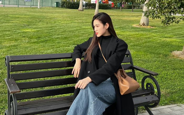 Đỗ Thị Hà sử dụng một món đồ 'thăng hạng' gu thời trang rõ rệt khi đi công tác