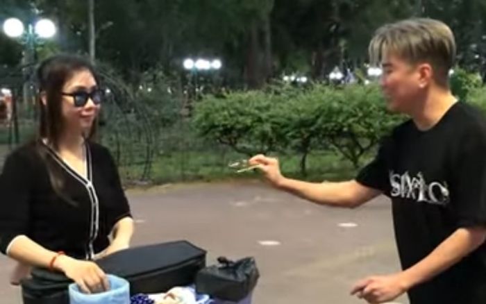 Đàm Vĩnh Hưng chống gậy dẫn con trai gặp một nhân vật gây xúc động