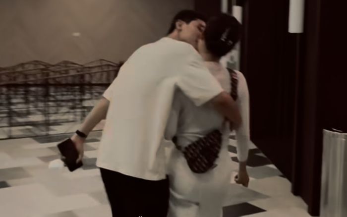 Ngọc Trinh và bạn trai hôn nhau liên tục ở nơi vắng người