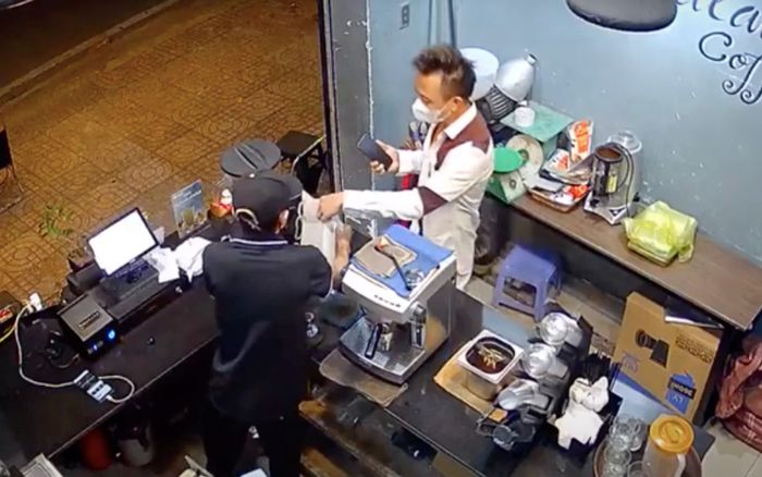 Thanh niên giả shipper để lừa tiền 'tái xuất', nhân viên xử lí khéo khiến chủ quán nể phục