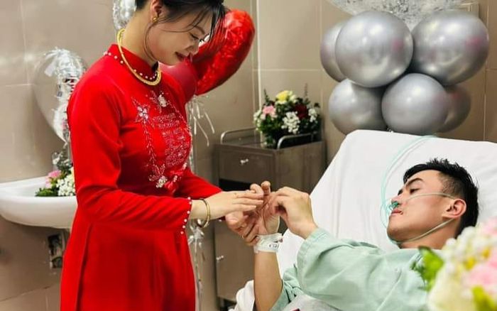 Xúc động lễ cưới có một không hai, cô dâu đến bên giường bệnh nhận nhẫn cưới của chú rể