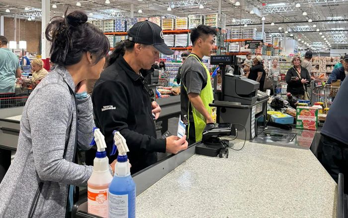 Nam diễn viên nổi tiếng Vbiz bị bắt gặp làm nhân viên bán hàng ở Mỹ, sự thật phía sau gây bất ngờ