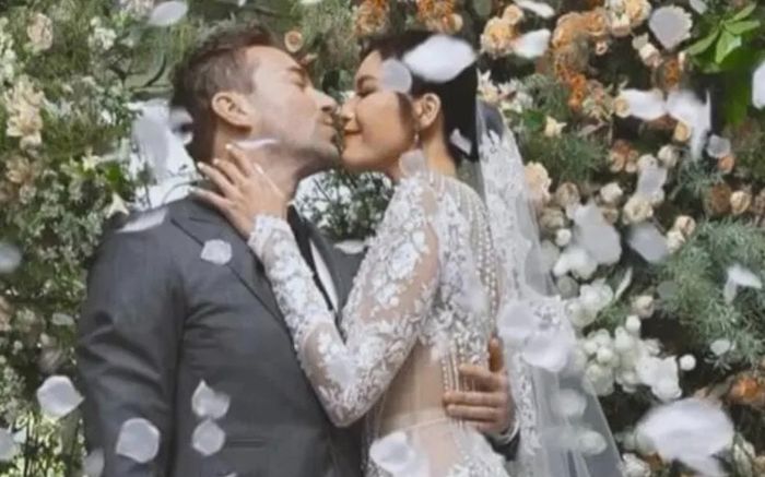 Lộ thiệp cưới của Minh Tú và bạn trai ngoại quốc, 1 chi tiết gây chú ý