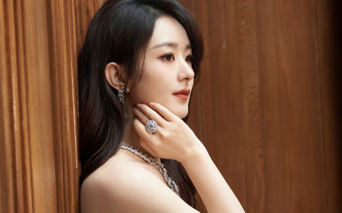 Triệu Lệ Dĩnh diện váy cưới, danh tính chú rể gây bất ngờ