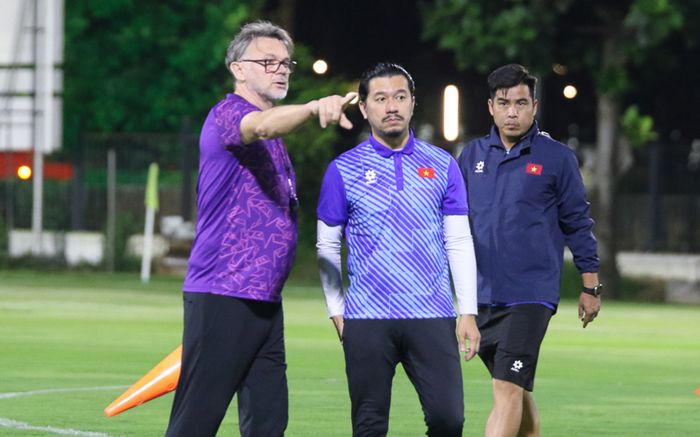 HLV Troussier gây khó hiểu về lựa chọn cầu thủ trước Indonesia