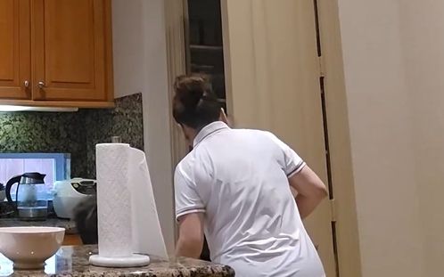 Sao nữ qua Mỹ bị thất nghiệp phải ngủ trong tủ quần áo, đi làm nail mưu sinh?