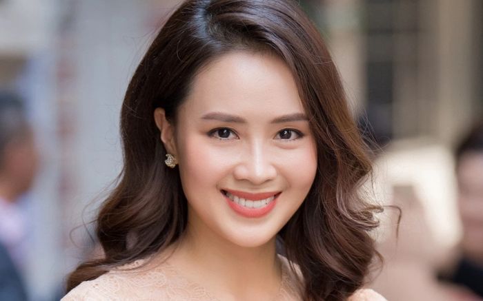 Hồng Diễm bị chồng đối xử tệ bạc hậu tung ảnh cưới lung linh