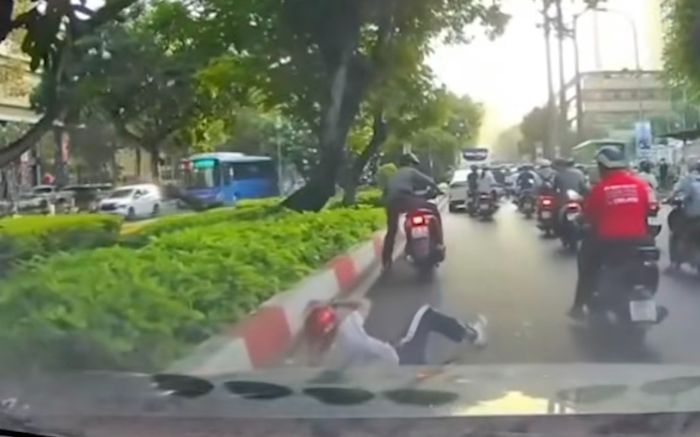 Lấn làn vượt ẩu, người đàn ông đánh rơi con giữa đường