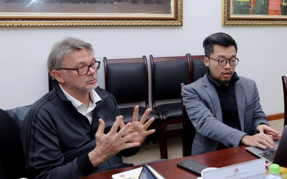 HLV Troussier nhận tiền tỷ mới chia tay, bằng 9 tháng lương của HLV Park Hang Seo?