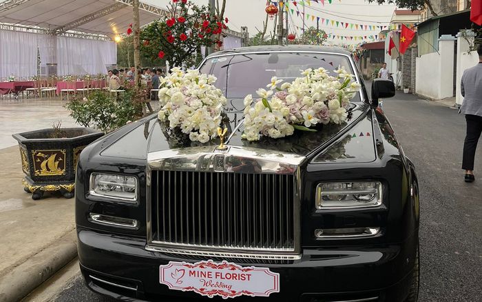 Cận cảnh siêu xe đón dâu trị giá hàng chục tỷ đồng của cầu thủ Quang Hải