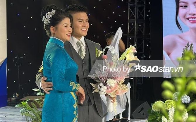 Nhan sắc rạng rỡ gây chú ý của mẹ ruột Quang Hải trong đám cưới con trai