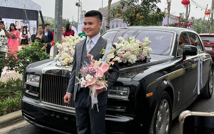 Chú rể Quang Hải hạnh phúc bước lên xe hoa tiền tỉ, mẹ chồng vui vẻ: 'Tôi đi đón con dâu về đây'