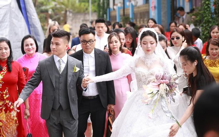 Đám cưới Quang Hải - Chu Thanh Huyền: Cặp đôi tay trong tay, chú rể có hành động tinh tế