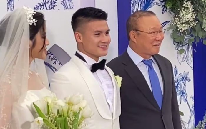 Giữa tin đồn dẫn dắt tuyển Việt Nam, HLV Park Hang Seo dự đám cưới Quang Hải