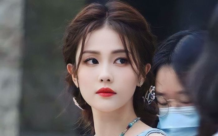 Bạch Lộc lộ rõ dấu hiệu tăng cân khi khoe sắc trong tạo hình thường ngày