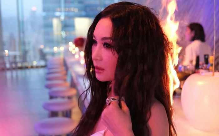 Sao nữ nổi tiếng gặp sự cố hi hữu, tóc bắt lửa cháy như ngọn đuốc khi đang chụp ảnh