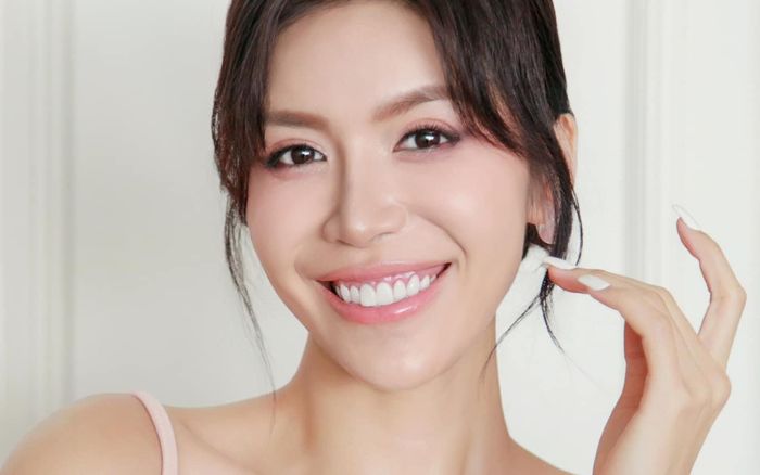 Minh Tú sơ suất khi phát thiệp cưới, phải lên tiếng xin lỗi một khách mời