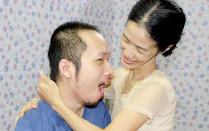 Tân hôn 3 tháng, chồng bị tai nạn giao thông bại liệt, vợ 15 năm chăm sóc không một lời than