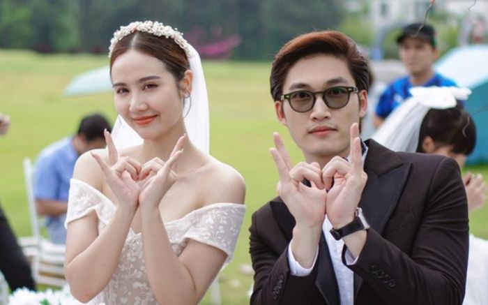 Đình Tú lộ ảnh thân mật với một mỹ nhân xinh chẳng kém Huyền Lizzie