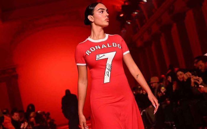 Bạn gái nóng bỏng trình diễn áo biểu tượng của Ronaldo ở Paris