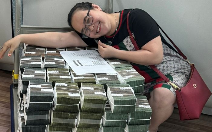 Người phụ nữ tươi rói bên xe đẩy chất hơn 34 tỷ đồng trúng số, tiền chia đều cho anh em trong nhà