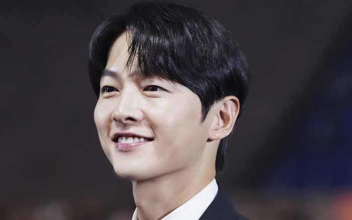 Hé lộ hình ảnh mới nhất của con trai Song Joong Ki, điển trai không kém bố nhưng lại bị soi một điểm