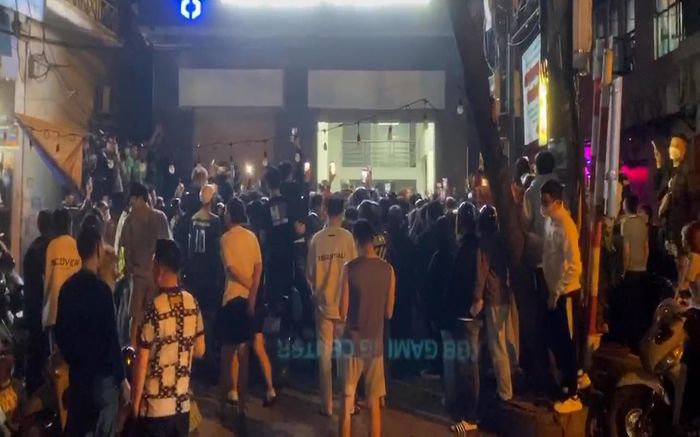 Nhiều người dân hiếu kỳ phát trực tiếp vụ nữ tài xế vi phạm nồng độ cồn xảy ra va chạm ở Hà Nội