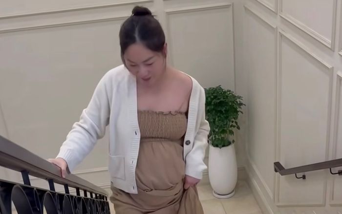 Lan Phương khệ nệ bụng bầu những ngày cuối thai kì, nhan sắc mẹ bỉm gây chú ý