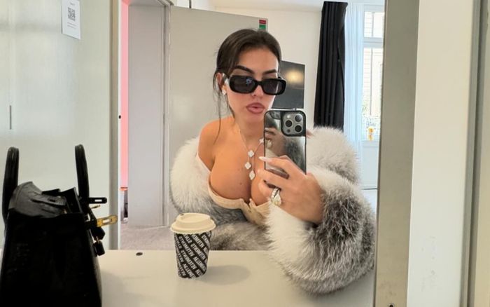 Bạn gái Ronaldo khoe vòng một nóng bỏng với túi xách 1,6 tỷ