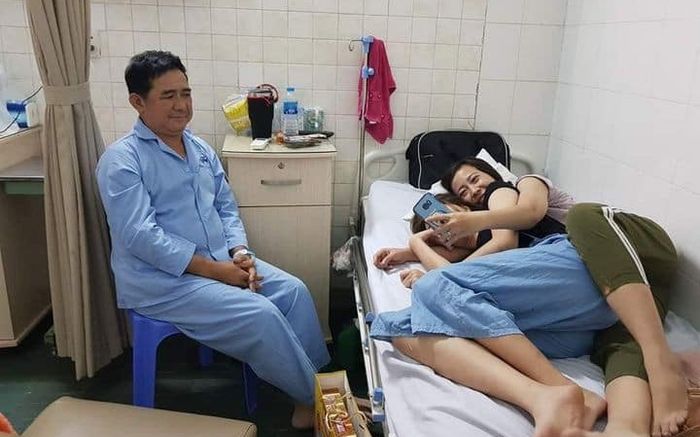 Đi thăm bố ốm, 2 cô con gái rượu khiến ông bố '3 phần bất lực, 7 phần như 3'