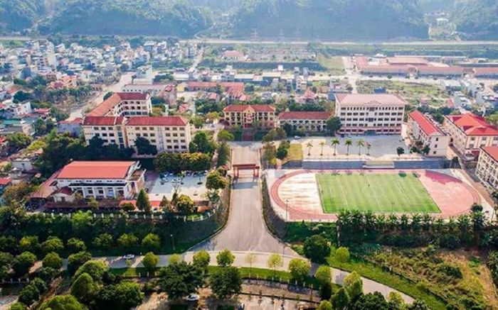 Công an vào cuộc vụ nữ sinh lớp 11 trường chuyên rơi từ tầng 5 phải phẫu thuật sọ não