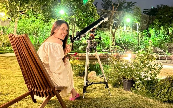 Mỹ Tâm ngắm trăng bằng kính viễn vọng, hóa ra được 'người đặc biệt' gửi tặng